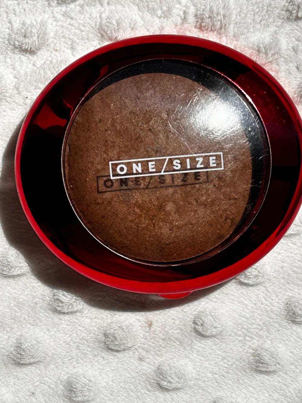 ONE/SIZE Bouclé Silk Airbrushed Powder in Deepest – Red Compact